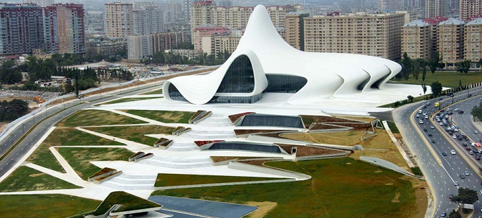 Heydar Aliyev Center in Baku … verschwimmend und übergangslos